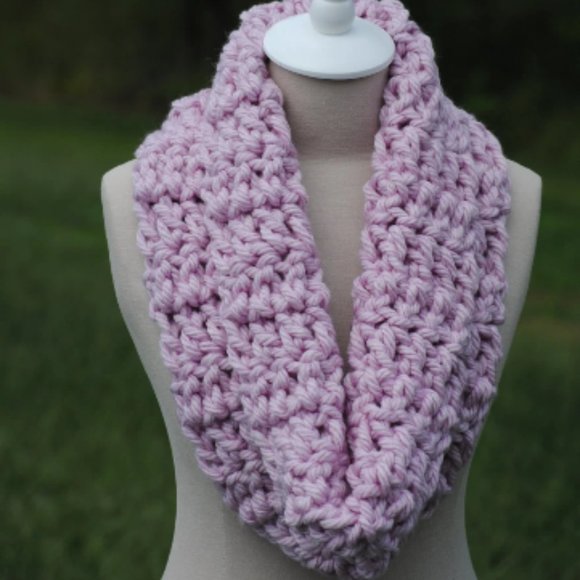 Crochet Baby Pink Thick Cowl/New - Picture 1 of 4